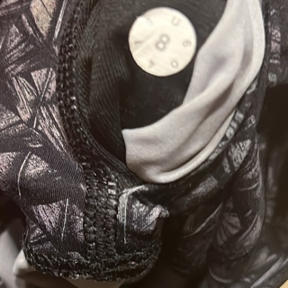 Lululemon leggins size 8 - Picture 3 of 4